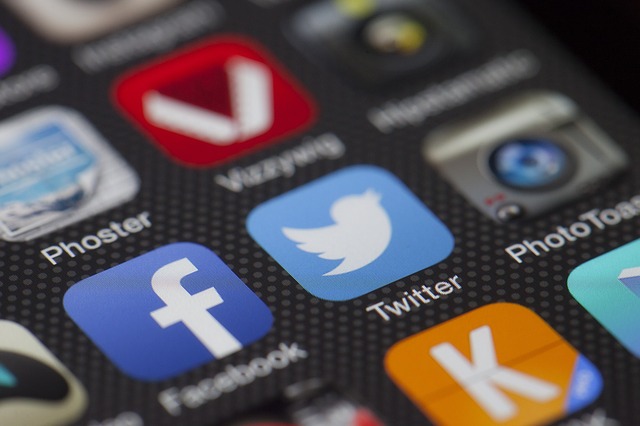 twitter a facebook